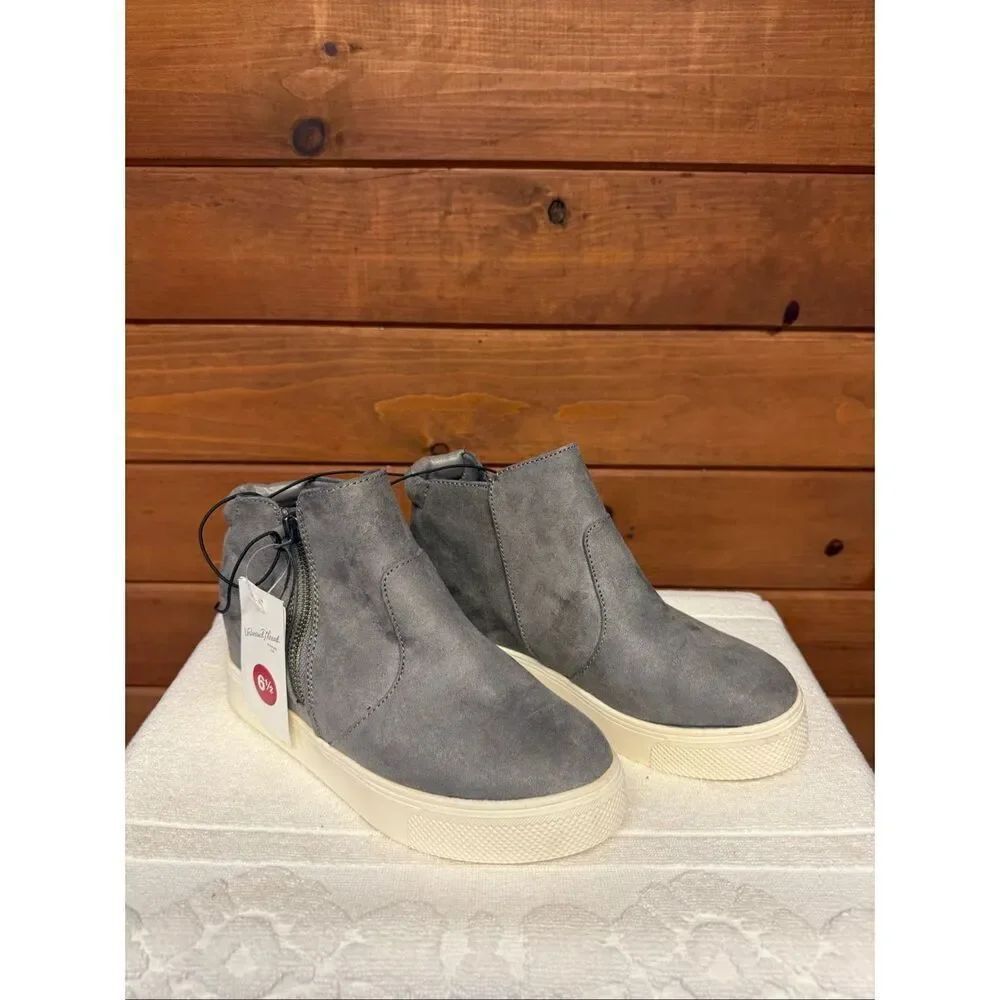 Universal Thread Gray Faux Suede Booties Sz 6.5 NWT